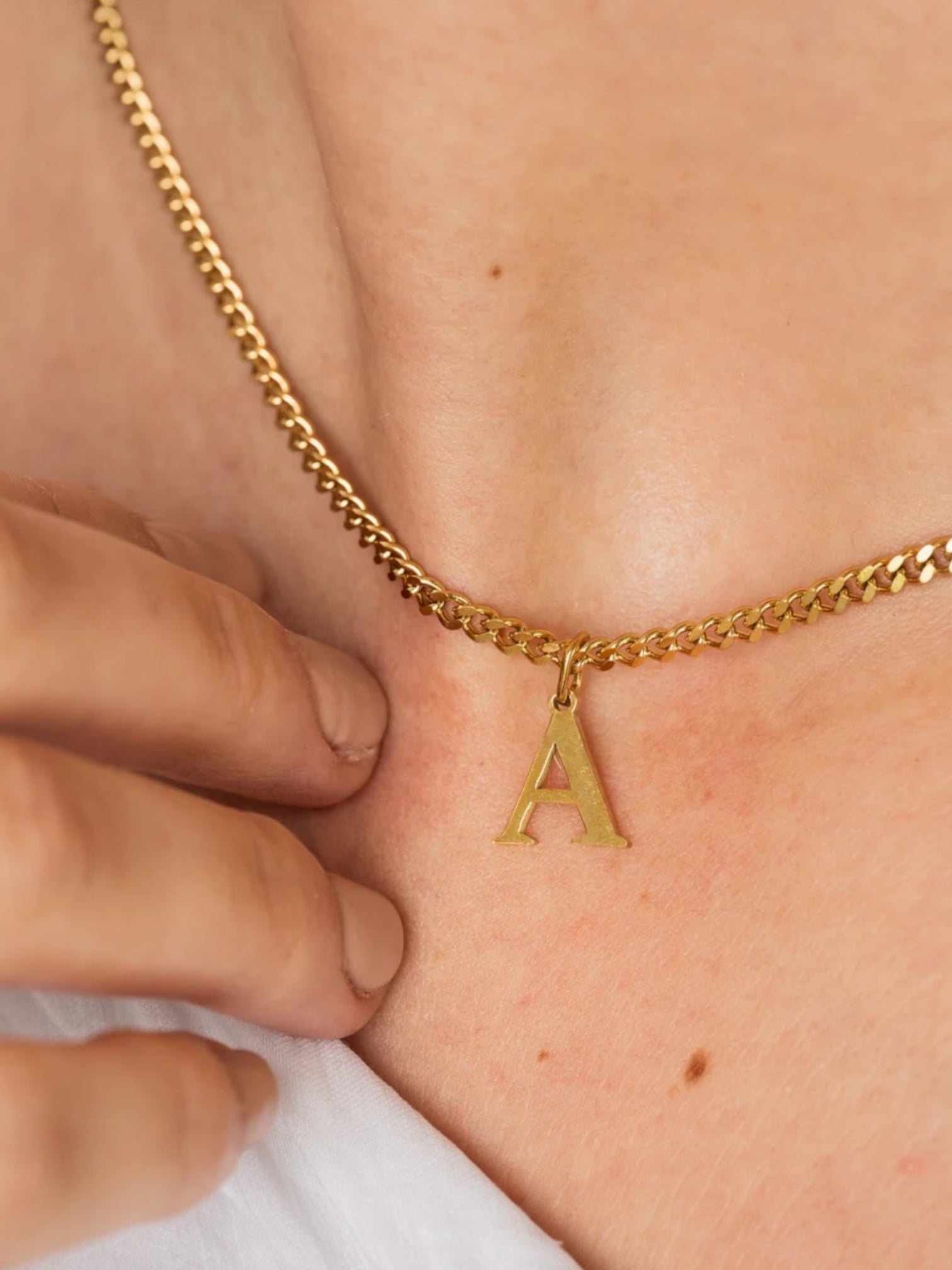 Colar Letters de Aço com Banho Ouro 14k