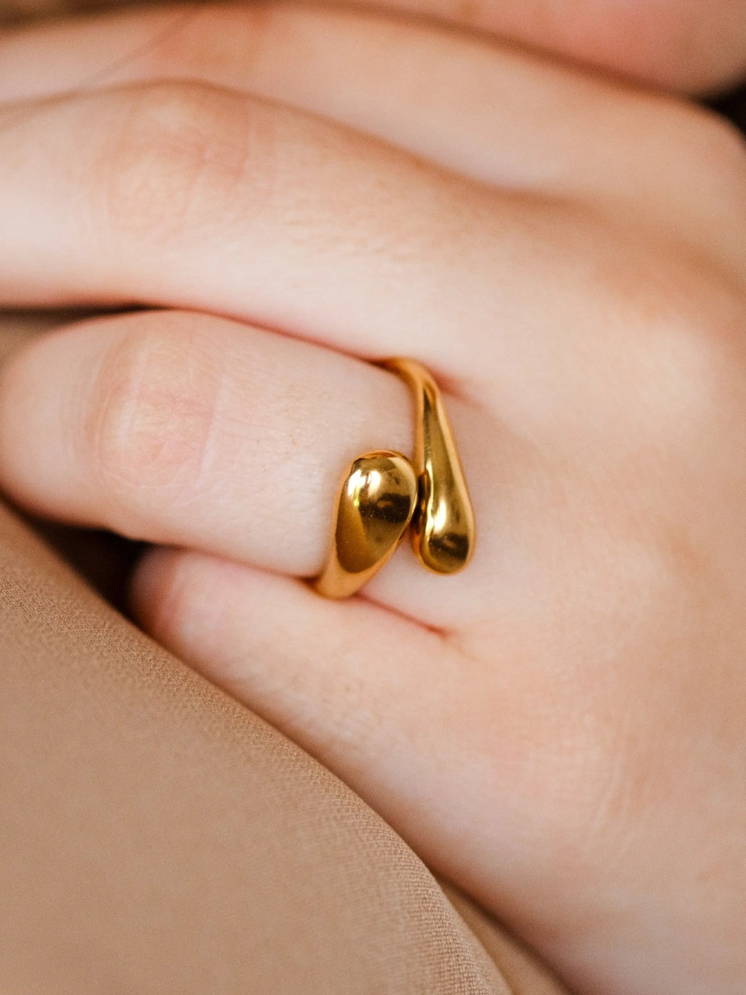 Anel Abbraccio de Aço com Banho Ouro 14k