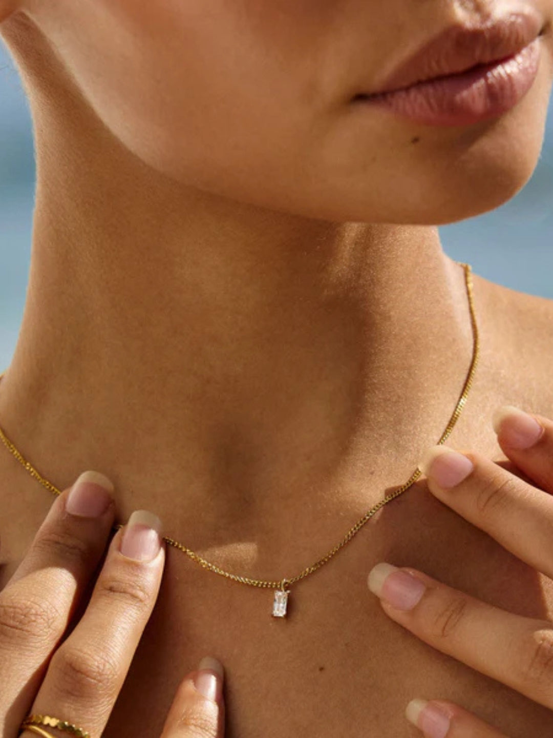 Colar Delicate de Aço com Banho em Ouro 14k
