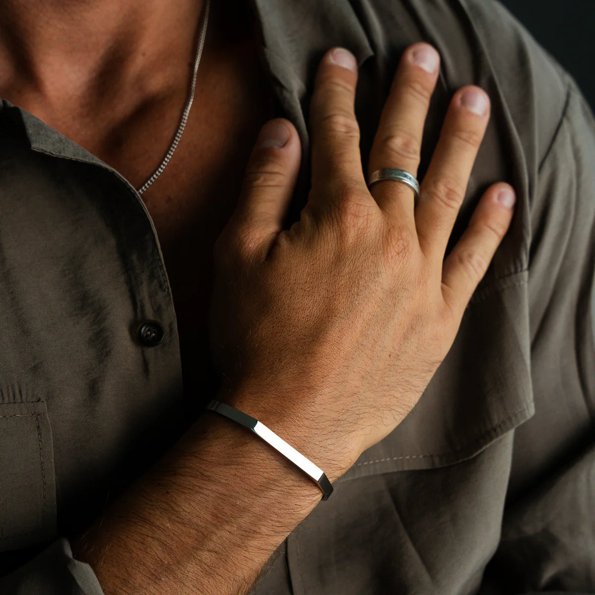 Bracelete Cuff Bold em Aço com Banho em Ouro Branco 18k