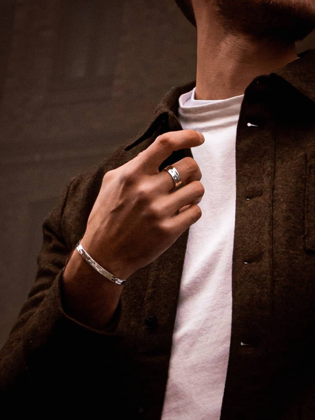Bracelete Cuff Wave de Aço com Banho em Ouro Branco 18k