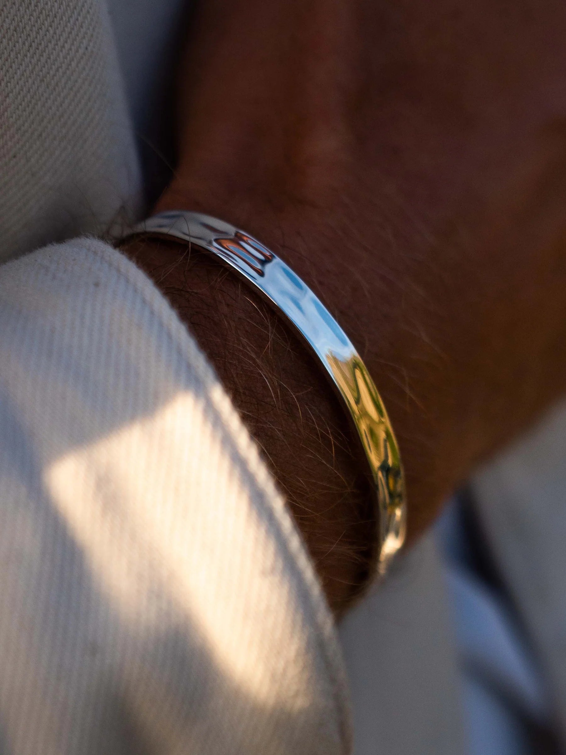 Bracelete Cuff Wave de Aço com Banho em Ouro Branco 18k